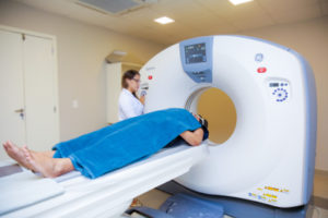 Tomógrafo: equipamento utilizado para realizar a tomografia do tórax.